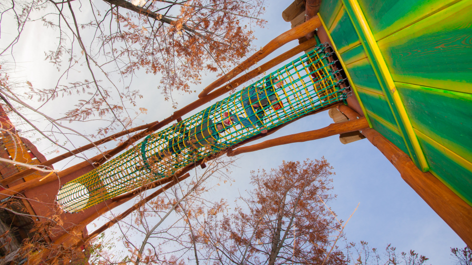 Spielplatzturm mit Krabbeltunnel