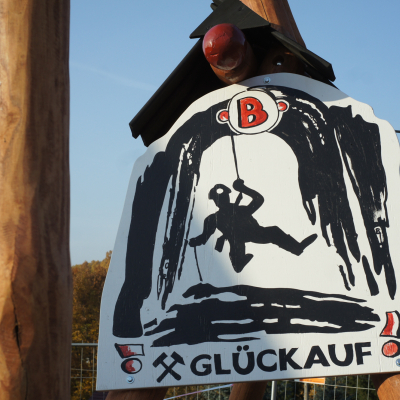 Spielplatz Burgkania: Glückauf-Schild