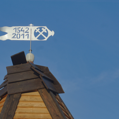 Spielplatz Burgkania: Windspiel auf dem Spielhaus