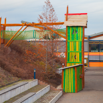 Spielturm im Schulhof Schmiedeberg