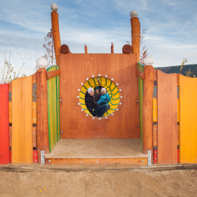 Detail am Spielplatz: Eingang zum Spieltunnel