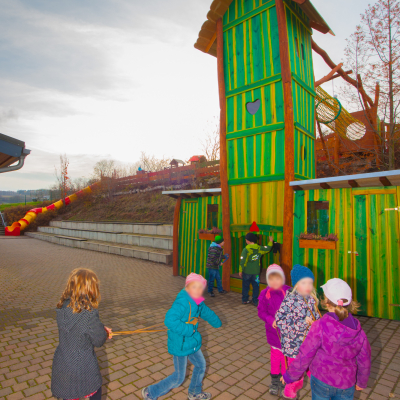 Spielturm im Schulhof Schmiedeberg