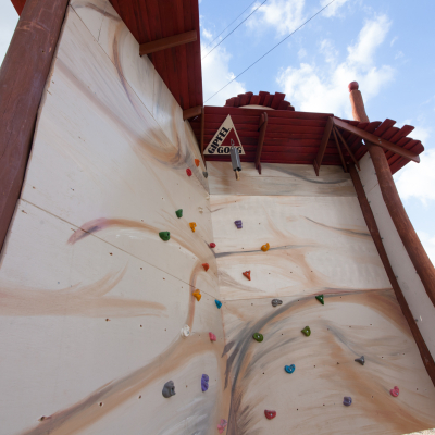 Spielplatz Burgkania: Kletterwand