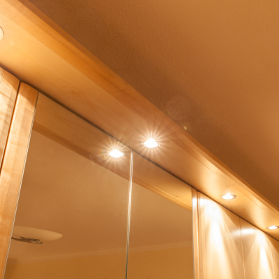Schlafzimmer-Detail: Einbaulampen am Schrank