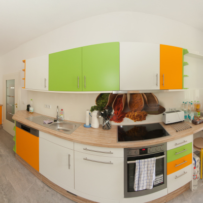 Moderne Einbauküche: Panoramaaufnahme