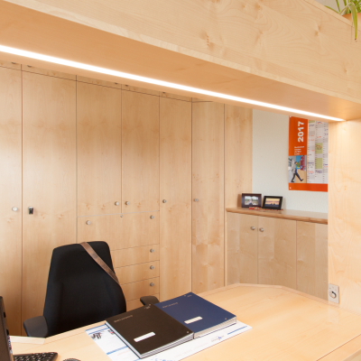 Büro-Innenausbau: Schreibtisch & Überbau