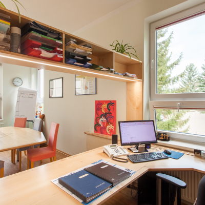 Büro-Innenausbau: Schreibtisch & Überbau