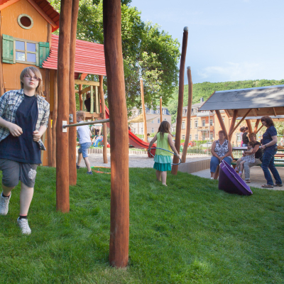 Spielende Kinder auf dem Spielplatz des Kinderparadies