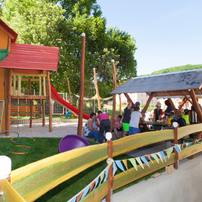 Sitzgelegenheit am Spielplatz des Kinderparadies