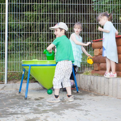 Spielende Kinder auf dem Spielplatz des Kinderparadies